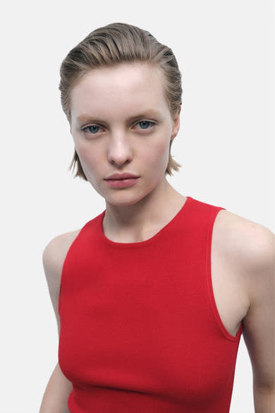 Rood mouwloos topje van MANGO, gedragen door een model met een lichte huidskleur en kort haar.