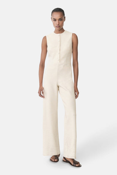 Ecru jumpsuit van MANGO, rechte broek met Italiaanse zakken en getextureerde details.