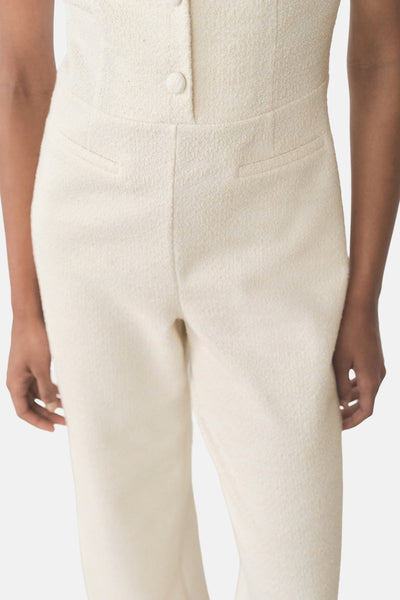 Combinaison écru de MANGO, pantalon droit avec poches italiennes et détails texturés.