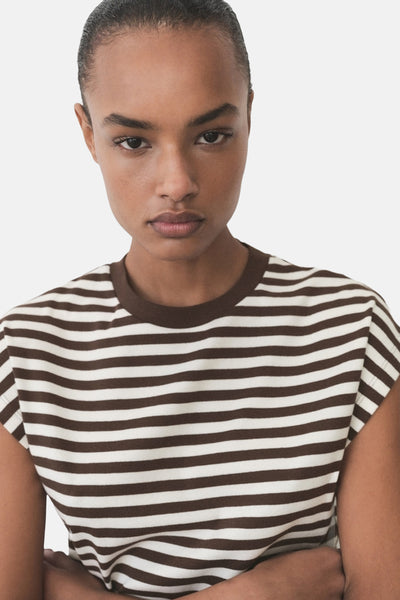 Bruin mouwloos topje van MANGO met witte horizontale strepen, gedragen door een model.