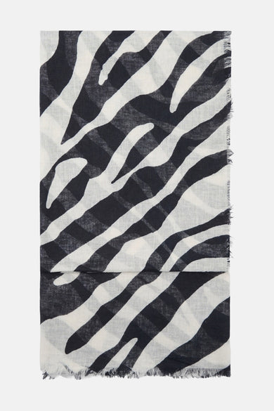 Multikleuren sjaal van MANGO met een zwart-wit zebraprint en gerafelde randen.