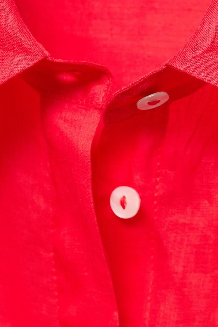 Chemise rouge à manches longues de MANGO, avec deux boutons blancs visibles et une texture de lin.