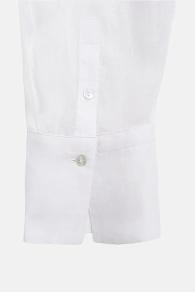 Chemise à manches longues blanche de MANGO, détail du poignet boutonné.