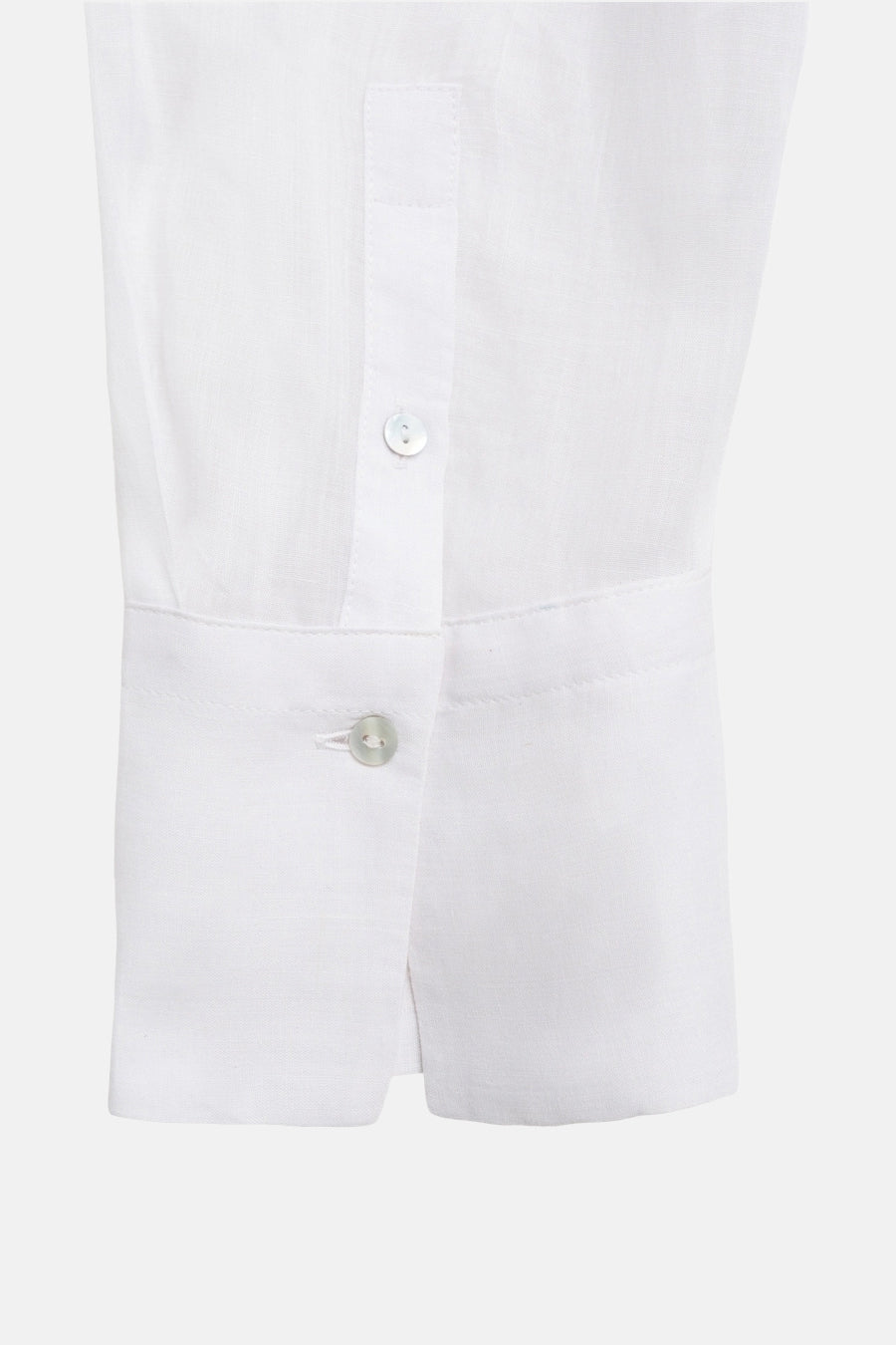 Chemise à manches longues blanche de MANGO, détail du poignet boutonné.