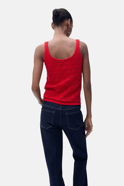 Rood mouwloos topje van MANGO in opengebreide stof, gedragen met een high-waisted jeans, achtergezicht.