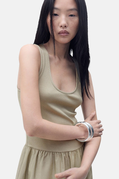 Kaki-rok van MANGO, ontspannen pas, met een ingebouwde tanktop en een vloeiende rok.