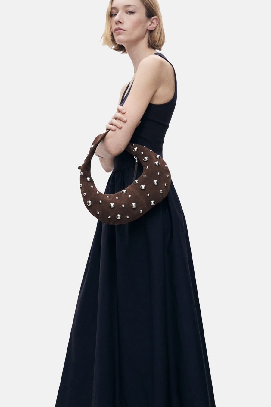 Blauwe jurk van MANGO, lang, met een gladde textuur, gedragen door een model.