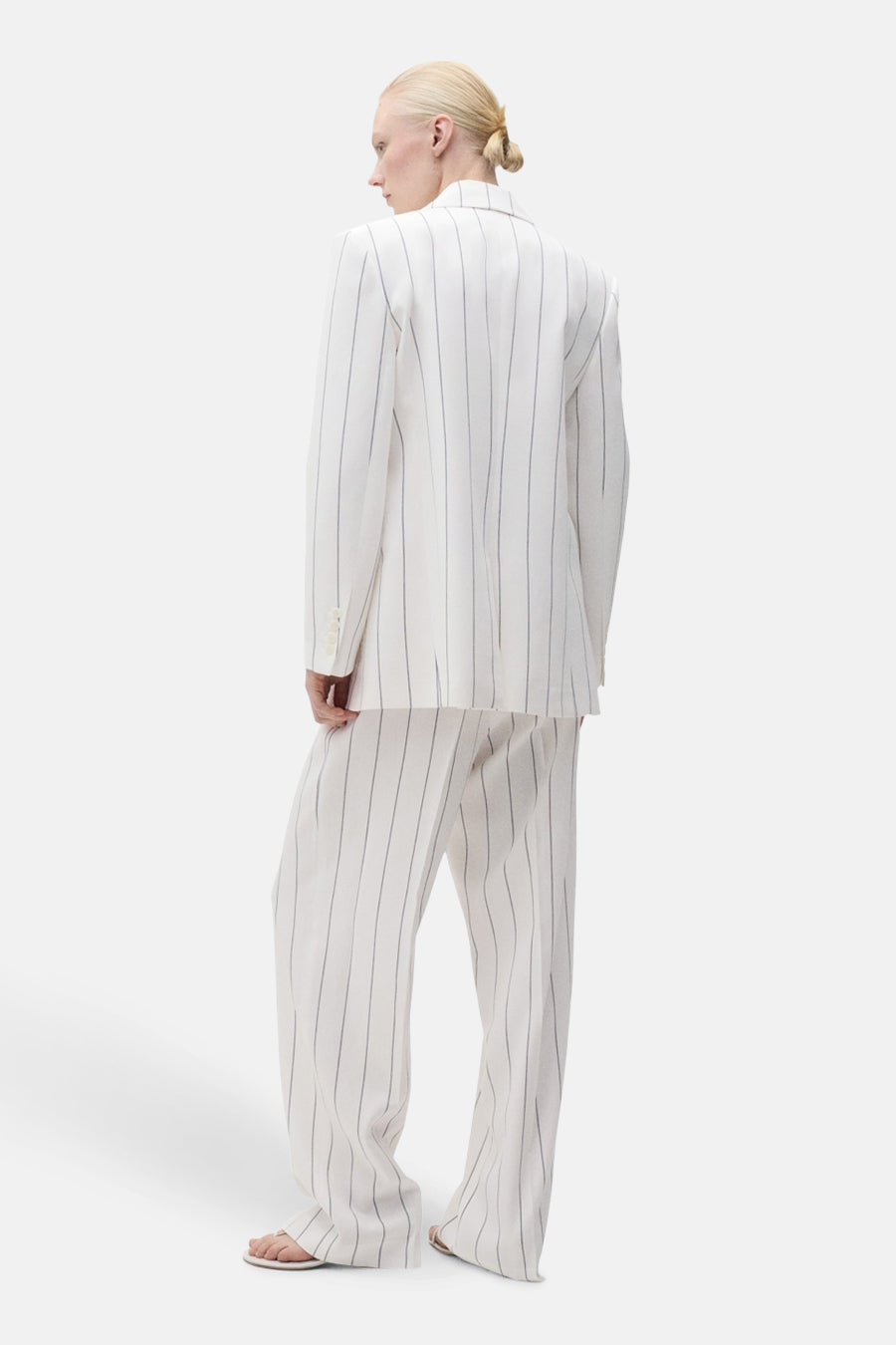 Pantalon de costume blanc à rayures fines de MANGO, coupe droite, porté avec une veste coordonnée.