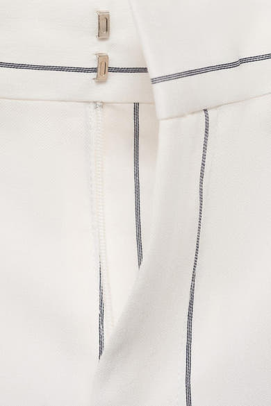 Pantalon de costume blanc by MANGO, rayures fines verticales et fermeture éclair visible.
