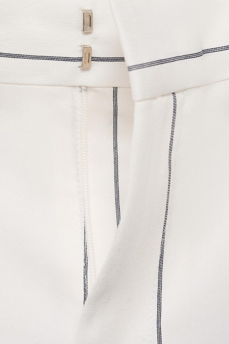 Pantalon de costume blanc by MANGO, rayures fines verticales et fermeture éclair visible.

