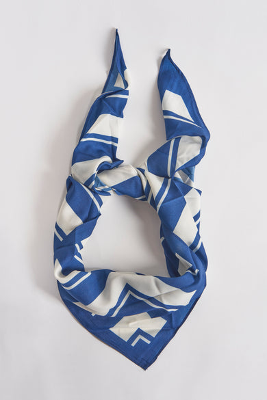 Blauwe gestreepte sjaal, van MANGO, met beige kartonnen verpakking.