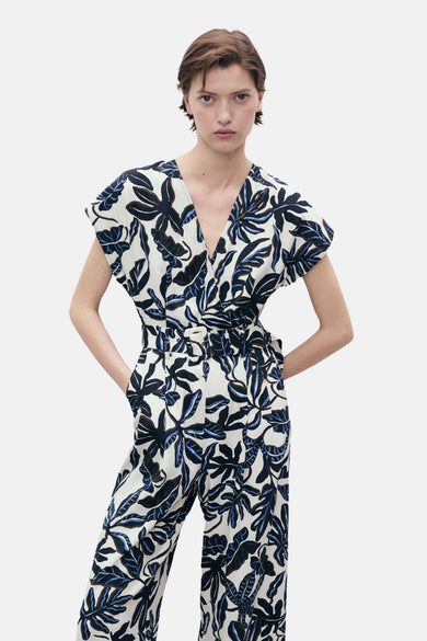Combinaison multicolore de MANGO, imprimé de feuilles bleu marine et blanches, avec ceinture assortie à la taille.
