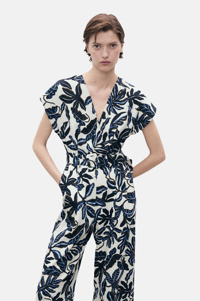 Combinaison multicolore de MANGO, imprimé de feuilles bleu marine et blanches, avec ceinture assortie à la taille.
