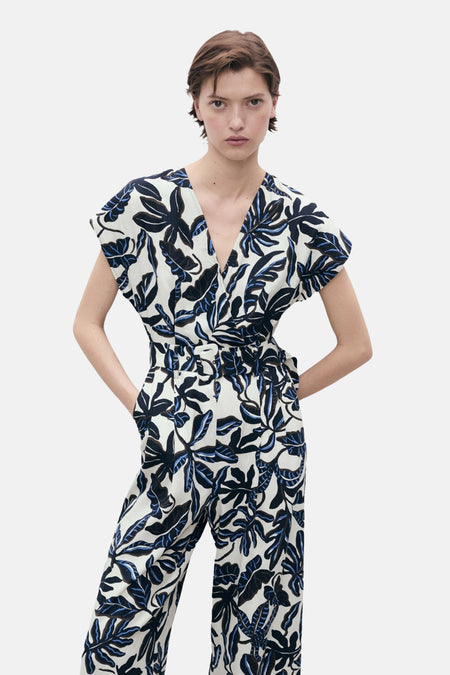 Multikleurig pak van MANGO, marineblauwe en witte bladprint, met bijpassende ceintuur in de taille.