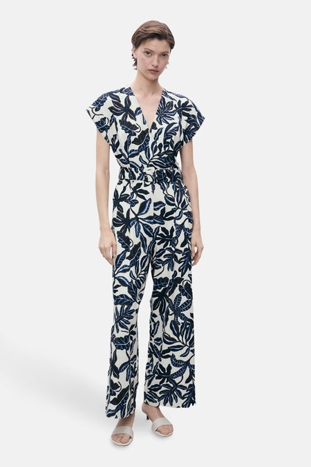 Multikleurige jumpsuit van MANGO, met tropische bladprint, strikceintuur en V-hals.