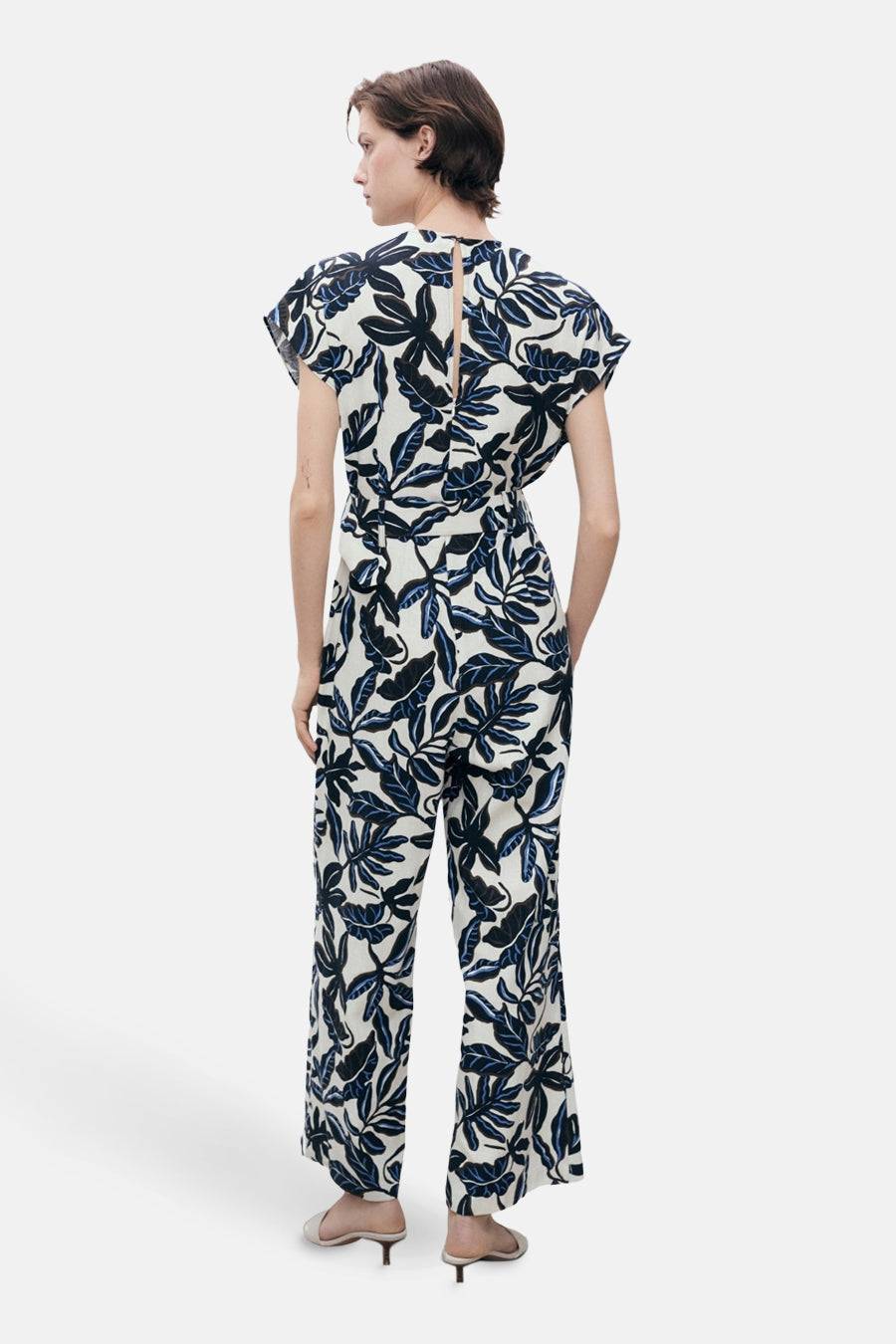 Multikleurige jumpsuit van MANGO met bloemenprint en druppelvormige sluiting aan de achterkant.