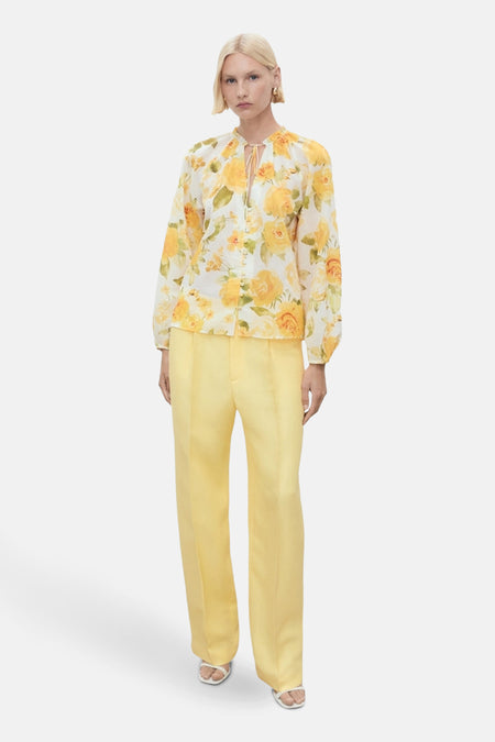 Multikleuren blouse met lange mouwen van MANGO, met geel bloemenpatroon en gedragen met een gele broek.