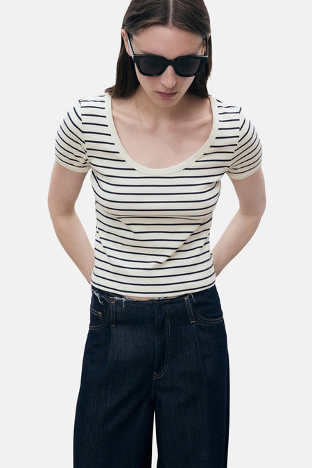 Beige gestreept T-shirt van MANGO, gedragen met een wijde spijkerbroek en een zwarte zonnebril.