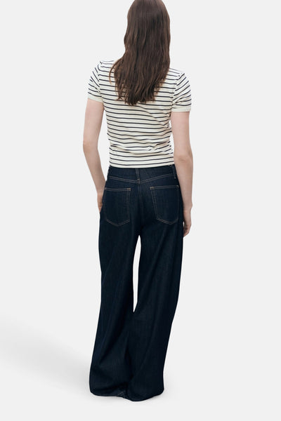 Beige T-shirt met zwarte strepen en korte mouwen van MANGO, gedragen met een wijde donkerblauwe jeans.