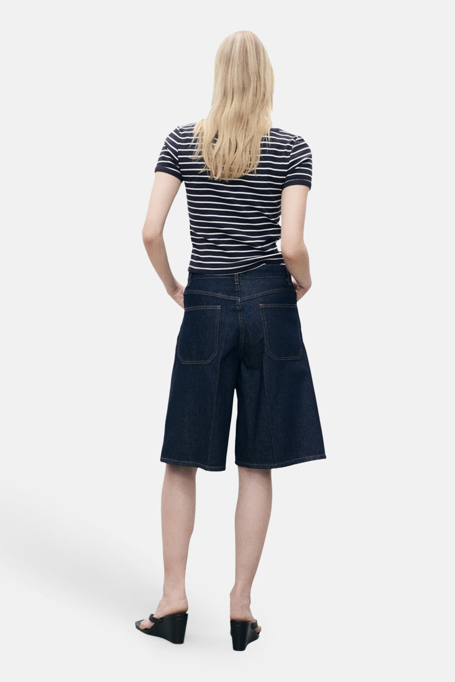 Blauw T-shirt met witte strepen en korte mouwen van MANGO, gedragen met een wijde indigo spijkerbroek.