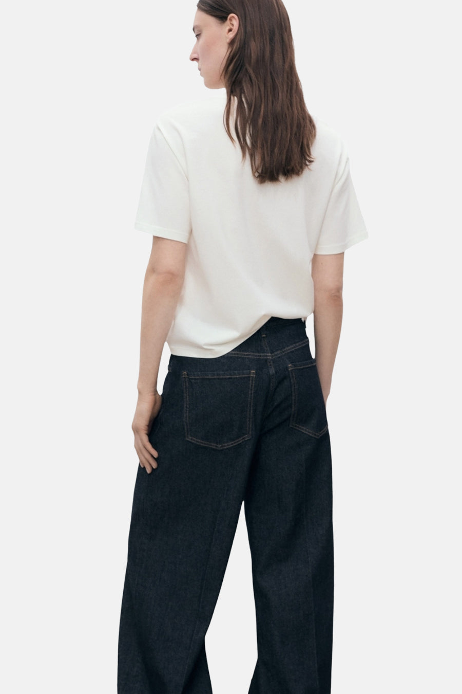 Wit T-shirt met korte mouwen van MANGO, gedragen met een donkerblauwe jeans met hoge taille.