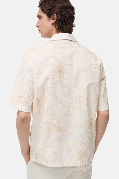 Wit overhemd met korte mouwen van MANGO, met toon-op-toon geborduurd geometrisch patroon, achterzijde.