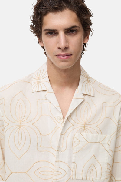 Chemise à manches courtes blanche de MANGO avec motif géométrique brodé et poche poitrine.
