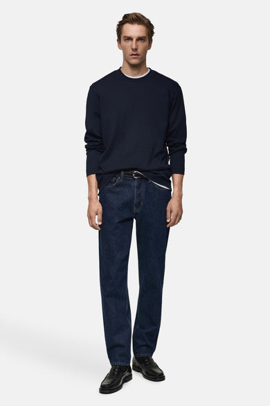 Blauwe T-shirt met lange mouwen van MANGO, gedragen met een donkere spijkerbroek, zwarte riem en zwarte schoenen.