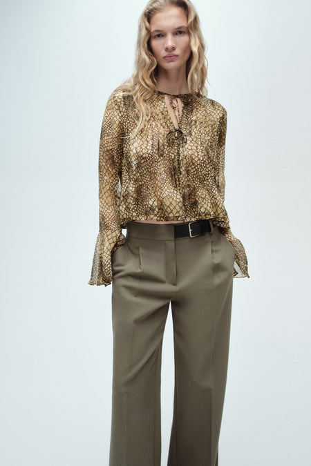 Bruine blouse met lange mouwen van MANGO met slangenprint en uitlopende manchetten.