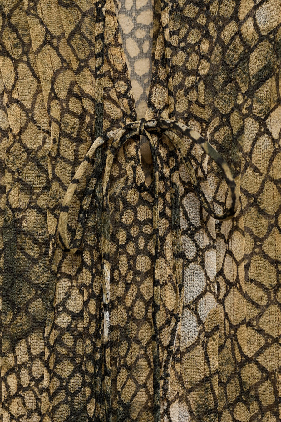 Bruine blouse met lange mouwen van MANGO met slangenprint en strikdetail bij de kraag.
