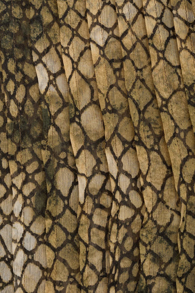 Bruine blouse met lange mouwen van MANGO met ruitpatroon en geplooide textuur.