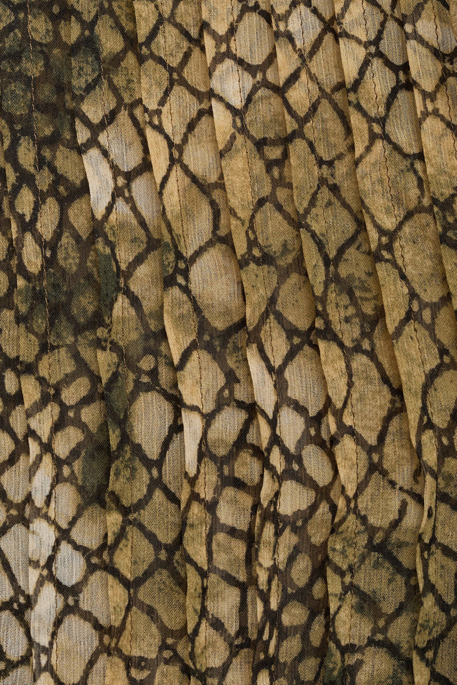 Bruine blouse met lange mouwen van MANGO met ruitpatroon en geplooide textuur.