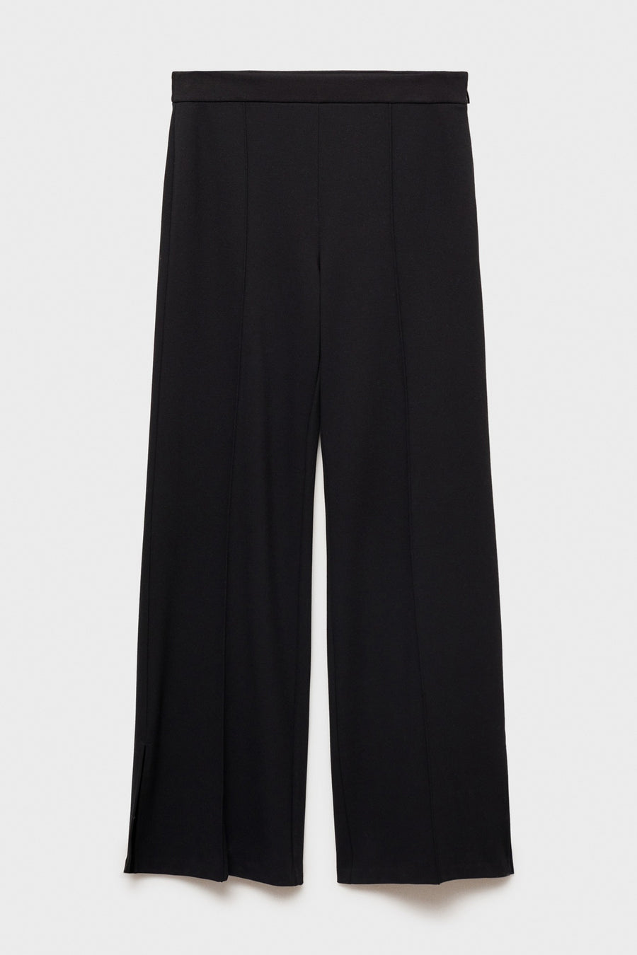 Zwarte broek van MANGO, wijde pasvorm met verticale naaddetails op een witte achtergrond.