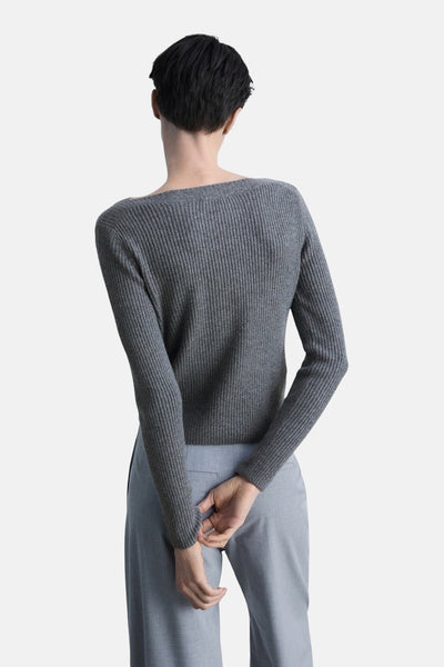 Grijze ronde nekpullover MANGOANGO,lelele, met een lichte grijze broek gedragen, rugzijde.