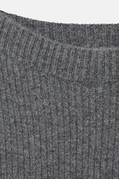 Pull à col rond gris de MANGO, en maille côtelée, texture douce et détails tricotés.
