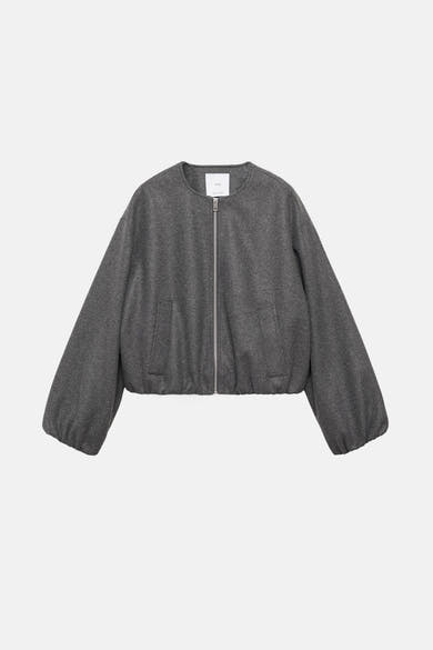 Blouson gris de MANGO avec manches bouffantes et fermeture éclair argentée.