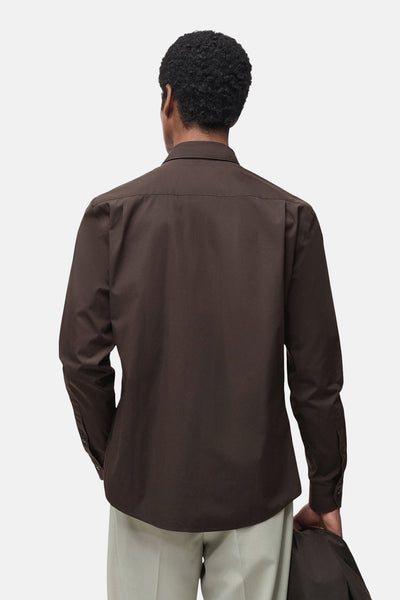 Bruin overhemd met lange mouwen van MANGO, van achteren gezien, gedragen met een lichte broek.