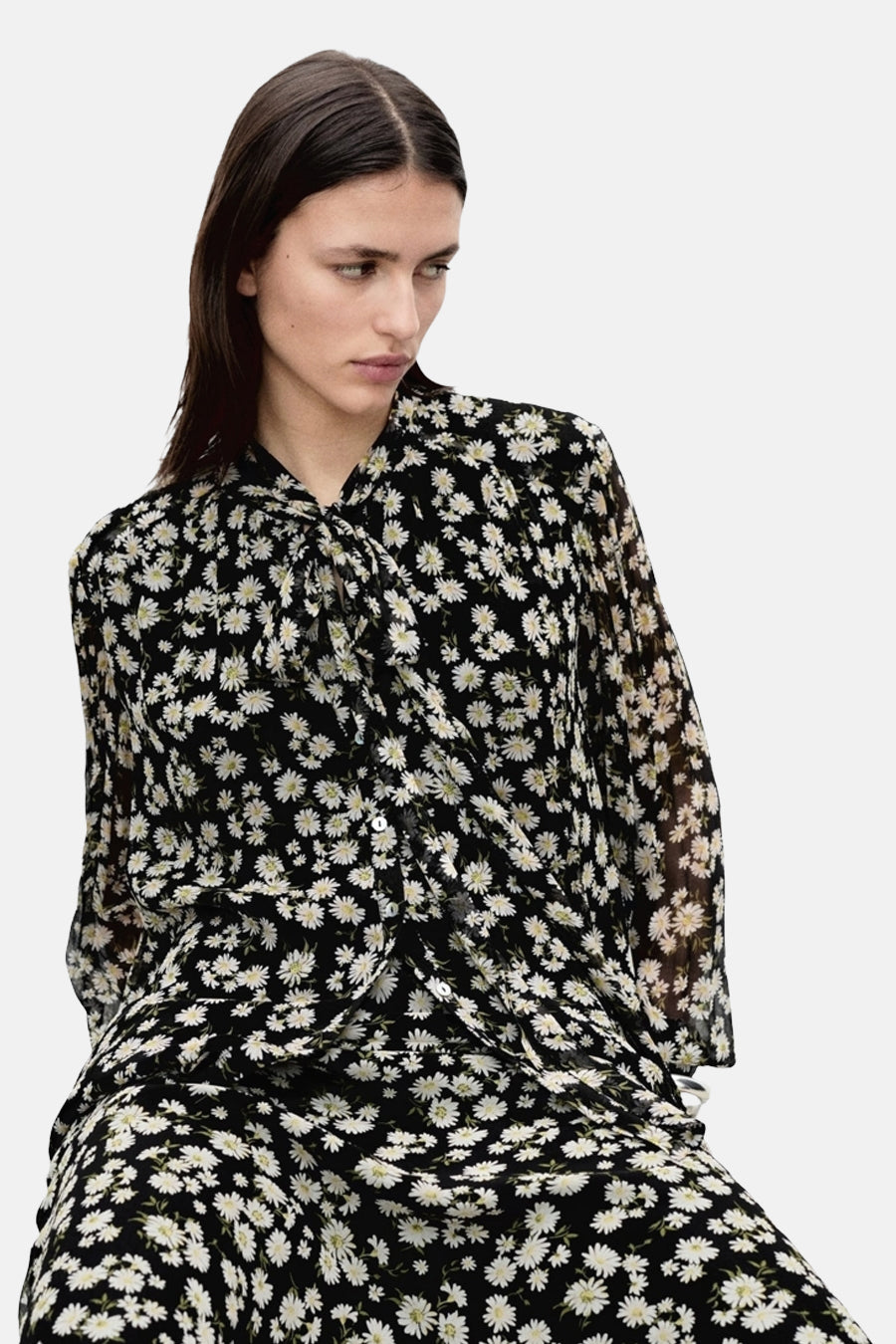Zwarte blouse met lange mouwen van MANGO, versierd met een madeliefjesbloemenpatroon, met een strikkraag.