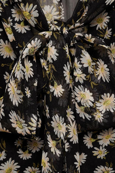 Zwarte blouse met lange mouwen van MANGO met madeliefjesprint en decoratieve strik.