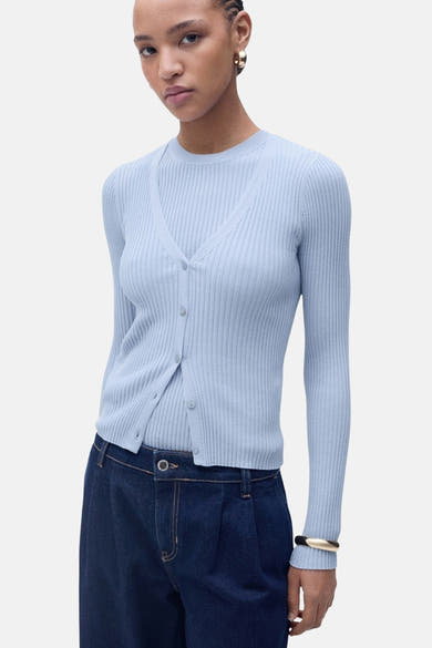 Blauwe geribbelde cardigan van MANGO, gedragen met een bijpassend blauw T-shirt en een donkerblauwe spijkerbroek met hoge taille.