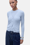 Blauwe geribbelde cardigan van MANGO, gedragen met een bijpassend blauw T-shirt en een donkerblauwe spijkerbroek met hoge taille.