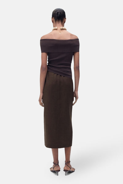 Bruine 3/4 rok van MANGO, rechte pasvorm, gedragen met een off-shoulder top en een parelketting.