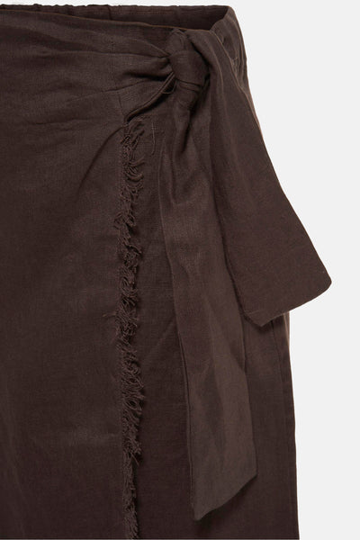 Bruine 3/4 rok van MANGO, met een franjezoom en een strikceintuur.