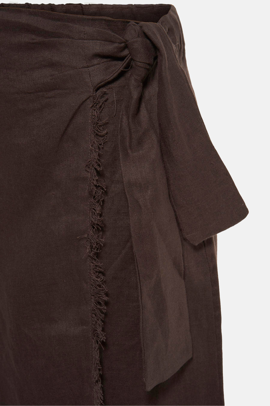 Jupe 3/4 marron van MANGO, avec une bordure frangée et une ceinture nouée.