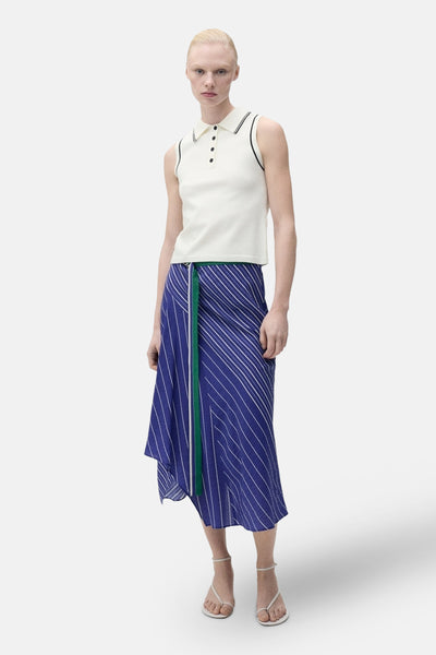 Polo blanc à manches courtes de MANGO, avec un col noir contrastant et une fermeture à boutons.