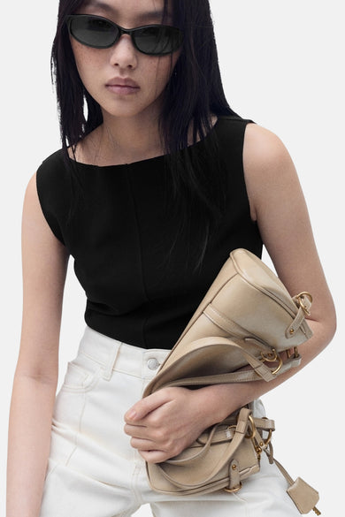 Zwart hemdje van MANGO, gedragen met een witte high-waisted jeans en een beige leren handtas.
