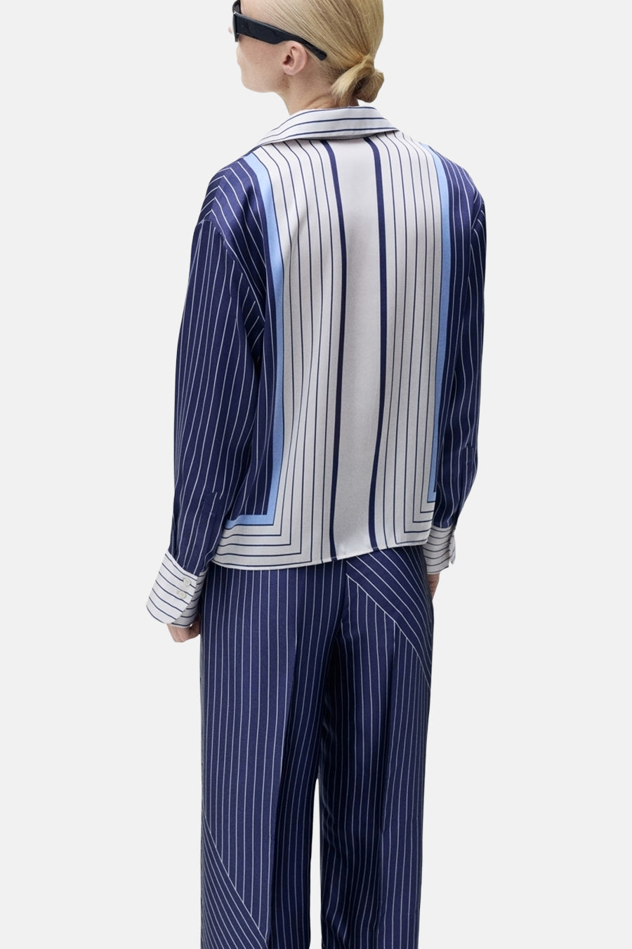 Blauwe gestreepte blouse met lange mouwen van MANGO, achterkant, met bijpassende broek.