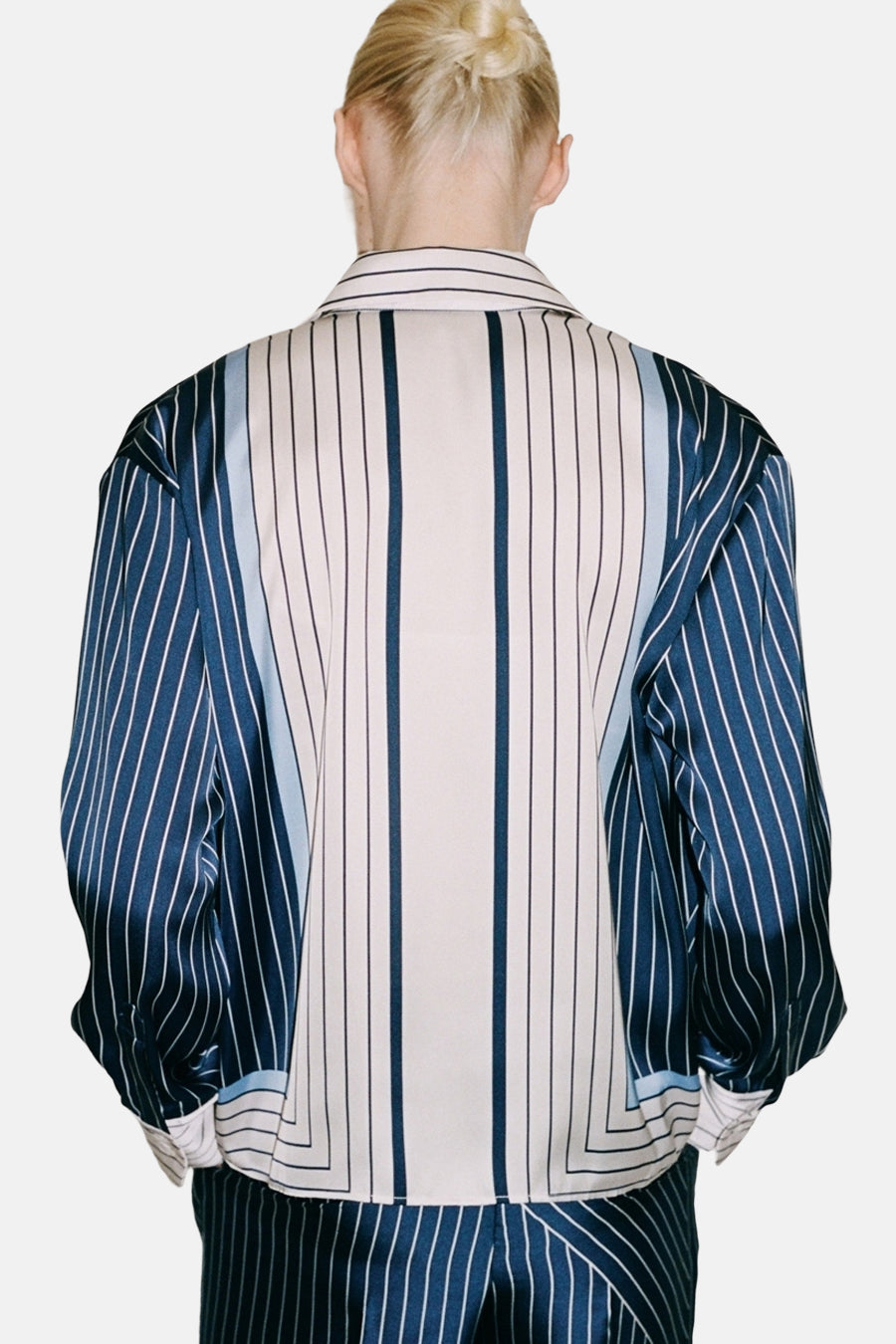 Blauwe blouse met lange mouwen van MANGO, verticale strepen en een relaxte pasvorm, van achteren gezien.