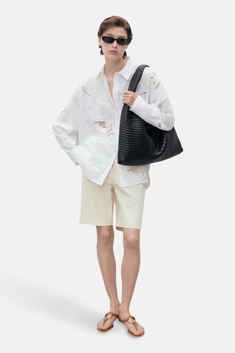 Wit overhemd met lange mouwen van MANGO, met bloemenborduursels en gedragen met een beige korte broek en sandalen.