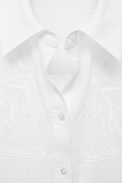 Wit overhemd met lange mouwen van MANGO, versierd met delicate bloemenborduursels en ajourdetails.